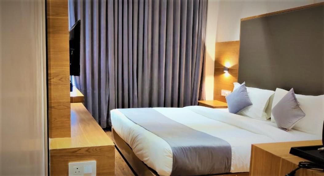 Mahesana Golden Oasis Hotel المظهر الخارجي الصورة