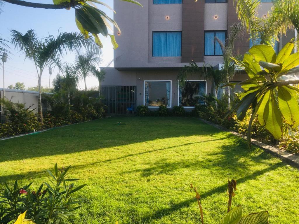 Mahesana Golden Oasis Hotel المظهر الخارجي الصورة